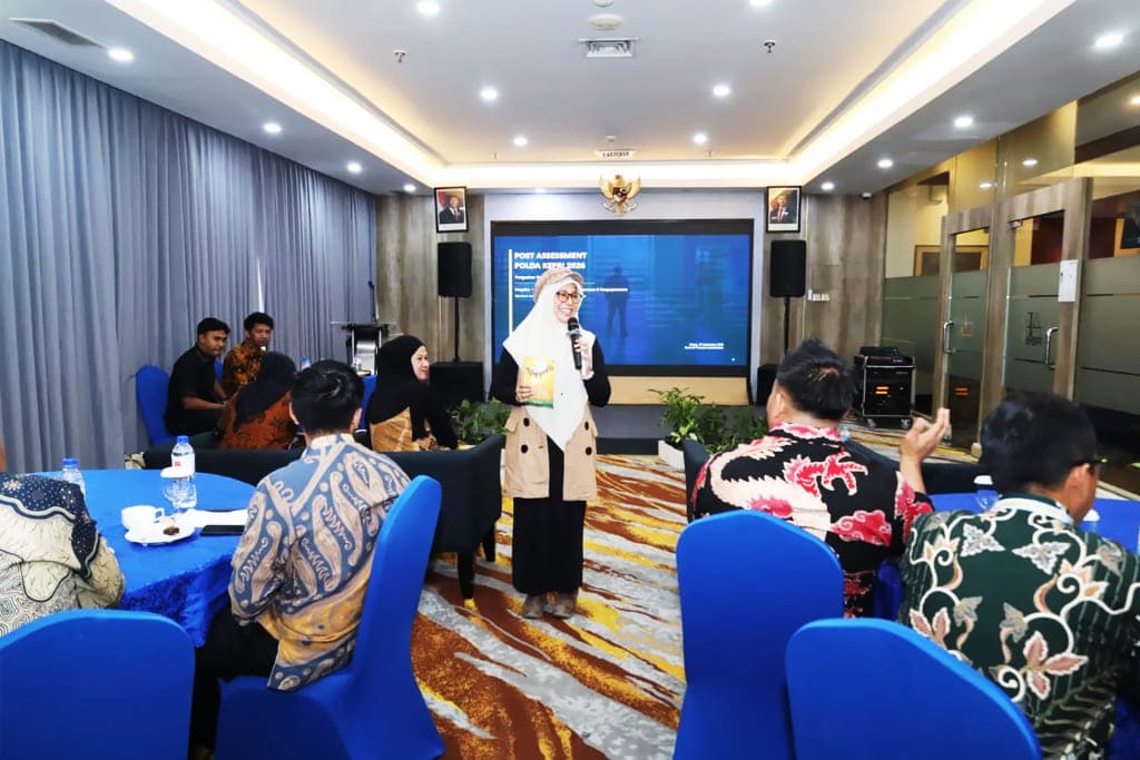 Trainer dan narasumber, Rica Irma Dhiyanti, menyampaikan materi integritas, mengelola perubahan, serta perencanaan dan pengorganisasian dalam Post Assessment Polda Kepri 2026 di hotel AP Premier Jodoh Batam