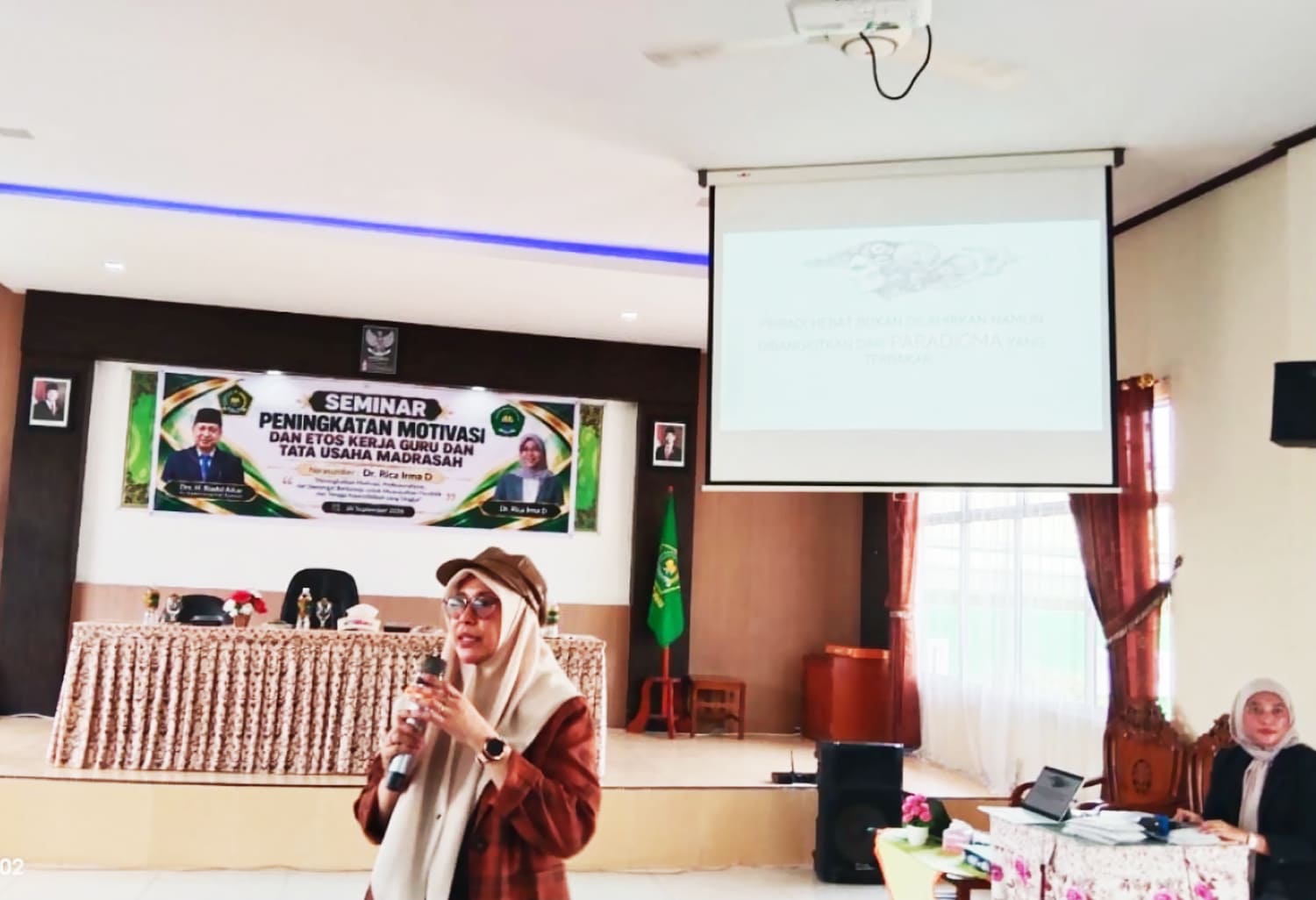 Narasumber Dr. Rica Irma D menyampaikan materi dalam Seminar Peningkatan Motivasi dan Etos Kerja Guru dan Tenaga Kependidikan di Aula MTsN Karimun