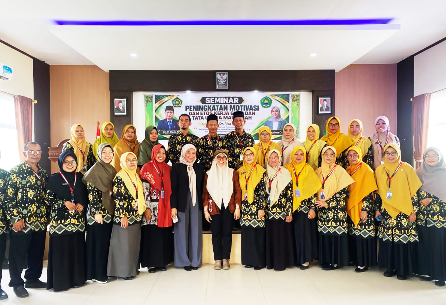 Narasumber berfoto bersama peserta seminar usai kegiatan peningkatan motivasi dan etos kerja guru serta tenaga tata usaha madrasah di MTsN Karimun, Rabu (30/9/2026)