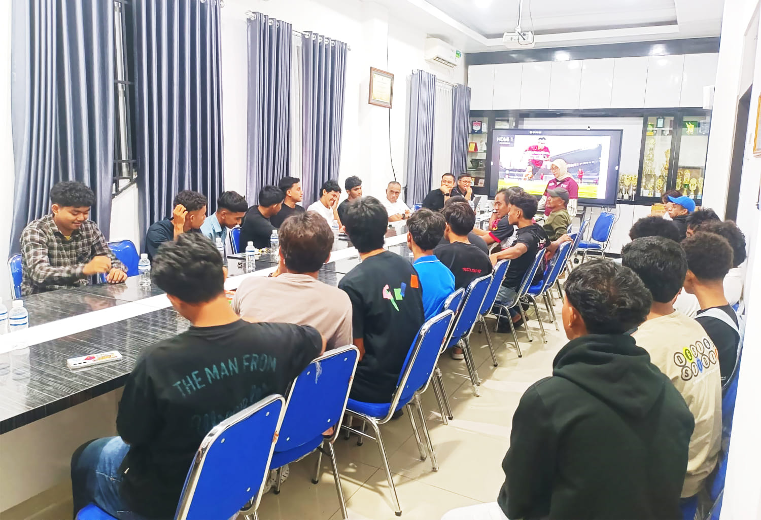 Tim sepakbola Batam mendapat pembekalan dan motivasi dari Rica Irma Dhiyanti sebagai bekal untuk membangun semangat, kekompakan, dan mental juara